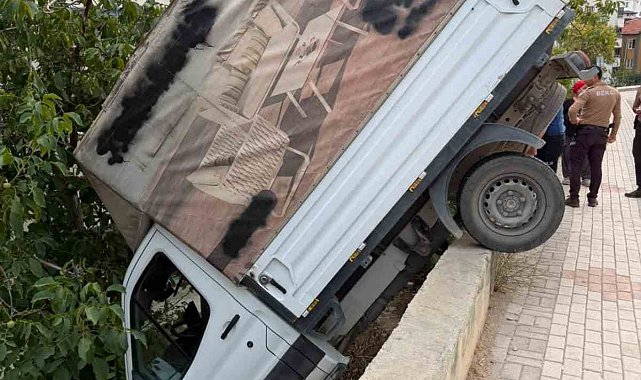 Kamyonet bahçeye uçtu: 1 yaralı