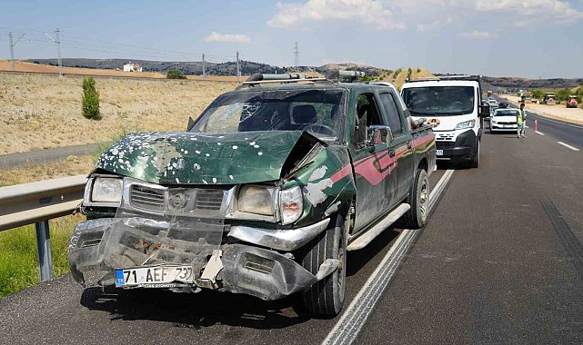 Kamyonet ile hafif ticari araç çarpıştı: 5 yaralı