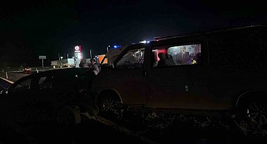 Kamyonet ile otomobil çarpıştı: 11 yaralı