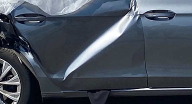 Kamyonet otomobile çarptı, yaşlı kadın hayatını kaybetti