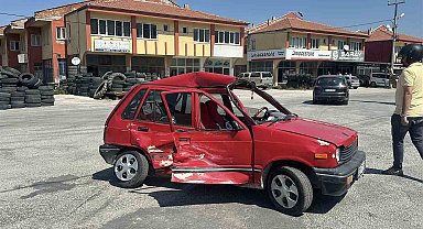 Kamyonetin çarptığı otomobil hurdaya döndü: 1 yaralı