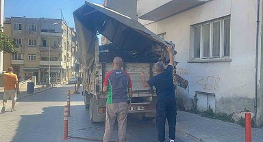 Kamyonetin kasası binanın balkonuna çarptı