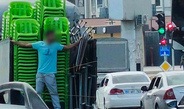 Kamyonetin kasasında tehlikeli yolculuk
