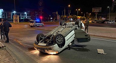 Kamyonla çarpışan otomobil takla attı