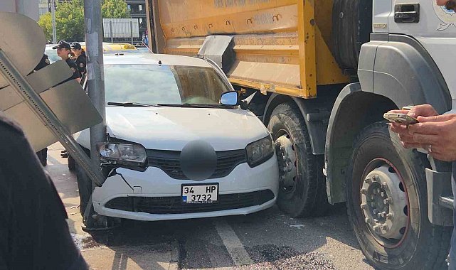 Kamyonun çarptığı otomobil direk ile kamyon arasında sıkıştı: 1 yaralı