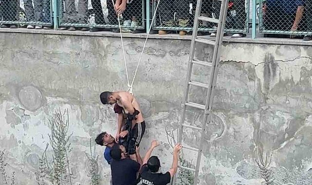 Kanala düşen genci arkadaşı yakaladı, itfaiye kurtardı