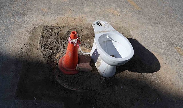 Kanalizasyon kapağındaki 'klozetli önlem' şaşırttı