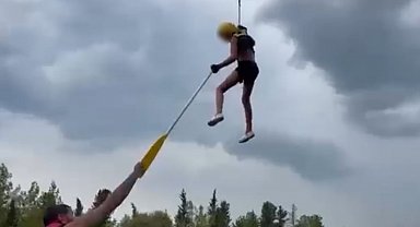 Kanyonda ziplinede asılı kalan turist çocuğu rafting rehberi kurtardı