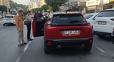 Kapısı açılan otomobile çarpan motosiklet sürücüsü yaralandı