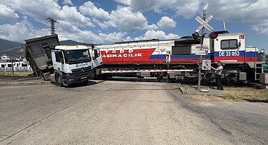 Karabük'te hemzemin geçitte lokomotif tıra çarptı