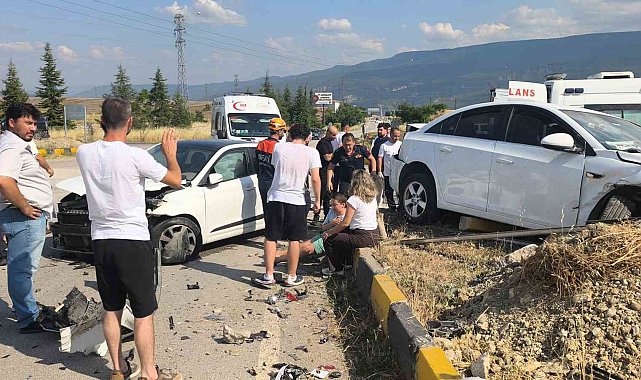 Karabük'te iki otomobil çarpıştı: 1'i ağır 7 yaralı