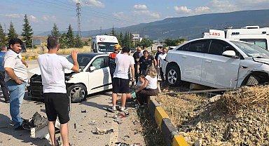 Karabük'te iki otomobil çarpıştı: 1'i ağır 7 yaralı