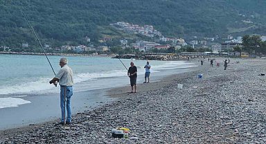 Karadeniz'de balık bolluğu yaşanıyor: Oltasını kapan deniz kenarına koştu