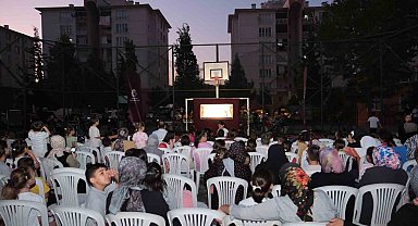 Karagöz'ün Salıncağı ilk gösteriminde çocuklar ve aileler buluştu