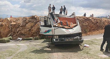 Karaman'da yonca balyası yüklü kamyonet devrildi: 1 ölü, 1 yaralı