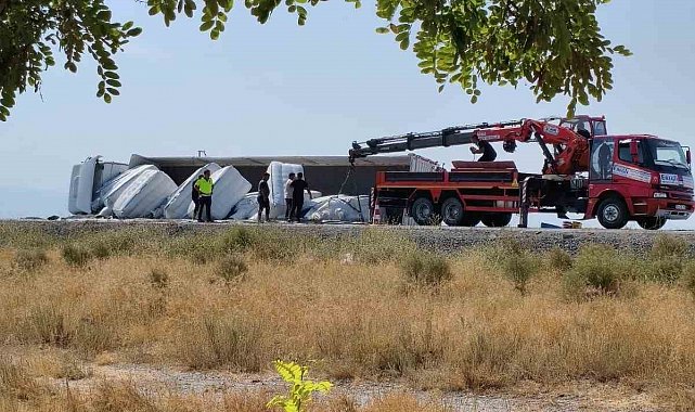 Karapınar'da devrilen tırın sürücü yara almadan kurtuldu