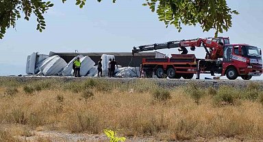 Karapınar'da devrilen tırın sürücü yara almadan kurtuldu