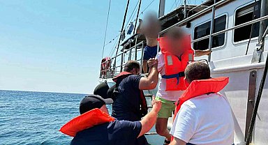 Karaya oturan gezi teknesindeki 11 kişi Sahil Güvenlik tarafından kurtarıldı