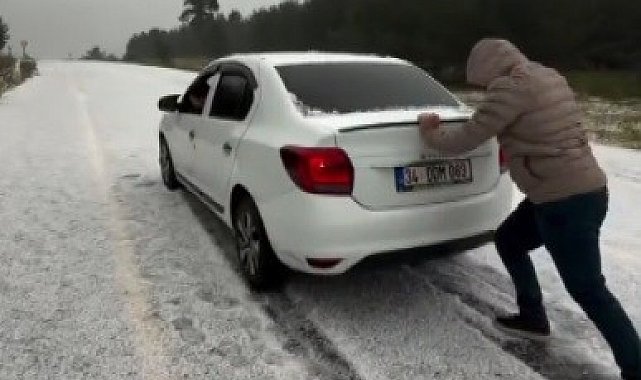 Kars'ta Ağustos ayında kış sürprizi! Sarıkamış beyaza büründü, araçlar yollarda mahsur kaldı