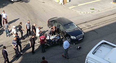 Kars'ta ilginç kaza: Otomobil ile motosiklet çarpıştı, sürücü motosikletini bırakıp kayboldu