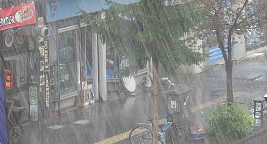 Kars'ta sağanak ve dolu etkili oldu: Cadde ve sokaklar göle döndü