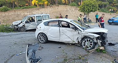Karşı şeride geçen otomobil ortalığı savaş alanına çevirdi: 4 yaralı