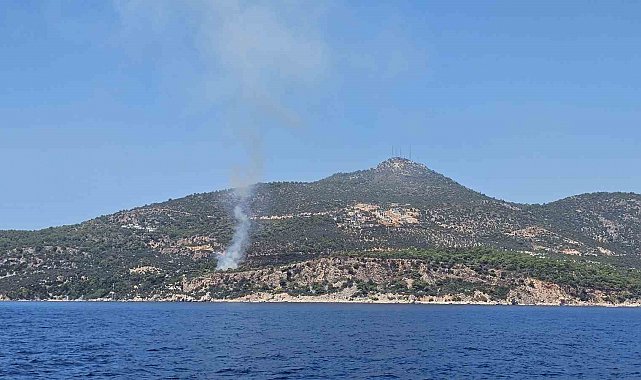 Kaş'ta makilik alanda çıkan yangın söndürüldü