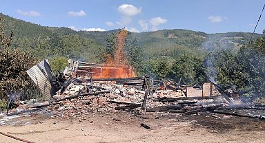 Kastamonu'da alevlere teslim olan ev küle döndü