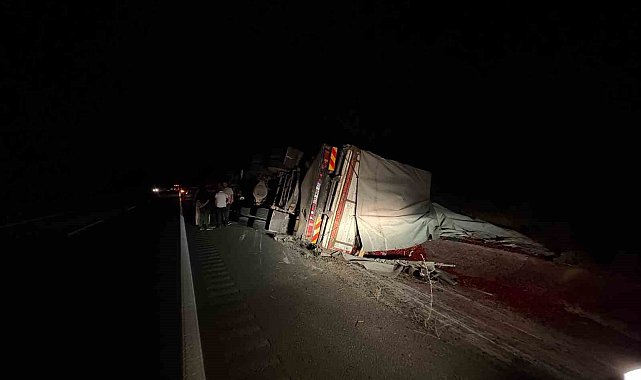 Kastamonu'da devrilen kamyonun sürücüsü yara almadan kurtuldu