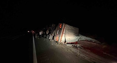 Kastamonu'da devrilen kamyonun sürücüsü yara almadan kurtuldu