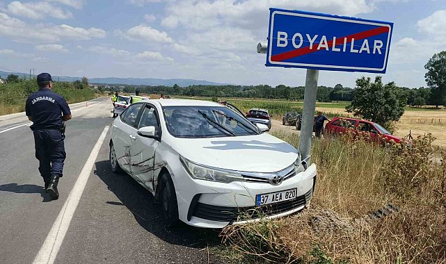 Kastamonu'da otomobil traktörle çarpıştı: 2 yaralı