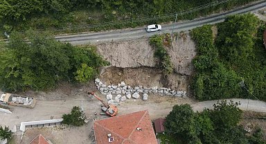 Kastamonu'da selde zarar gören köy yolları, kilometrelerce uzaktan taşınan kaya ve taşlarla onarılıyor