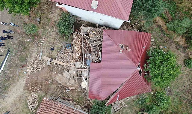 Kastamonu'da tadilat yapılan köy evi çöktü, içeride mahsur kalarak yaralanan 5 kişi kurtarıldı