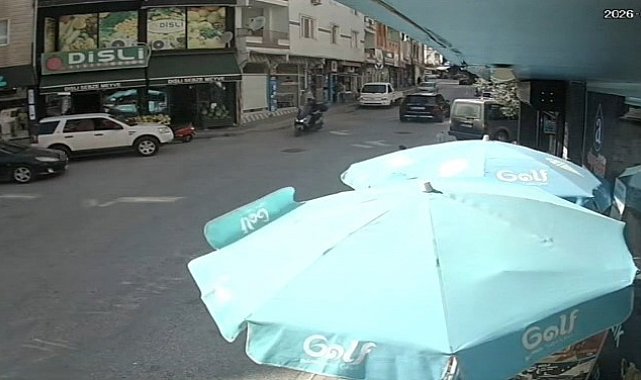 Kavşakta otomobilin motosiklete çarptığı kaza kamerada: 1 yaralı