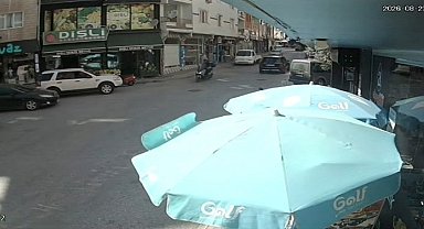 Kavşakta otomobilin motosiklete çarptığı kaza kamerada: 1 yaralı