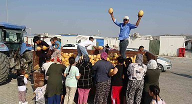 Kavunun tanesini tüccara 5 TL'ye satmak yerine 50 ton kavunu depremzedelere bedava dağıtıyor
