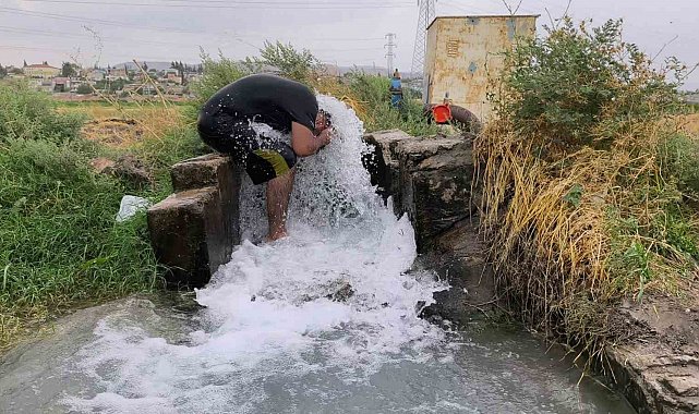 Kavurucu sıcakta elbisesini bile çıkarmadan buz gibi sondaj suyunda serinledi
