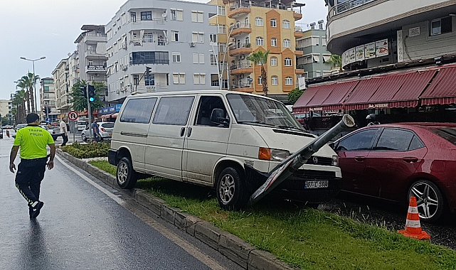 Kayan kamyonetin karşı şeride geçmesini refüjdeki tabela engelledi