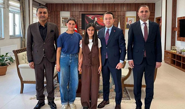 Kaymakam Hülür, YKS'de Türkiye 3.320'ncisi olan görme engelli öğrenciyi kabul etti