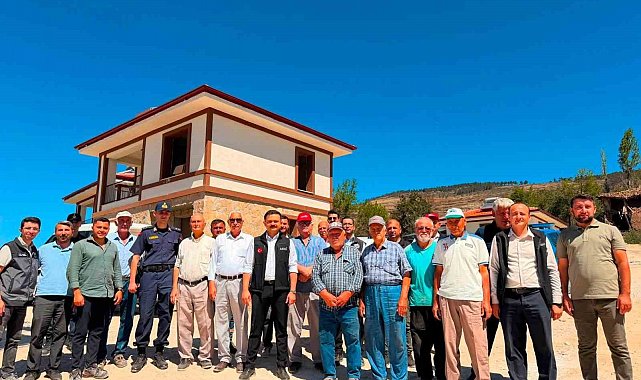 Kaymakam Titiz yangın bölgesinde yapımı süren konutları inceledi