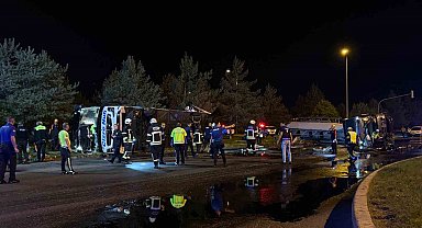 Kayseri'de feci kaza: Yolcu otobüsü ile yakıt tankeri taşıyan tır çarpıştı: Yaklaşık 30 yaralı