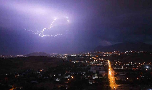 Kayseri'de geceyi şimşekler aydınlattı