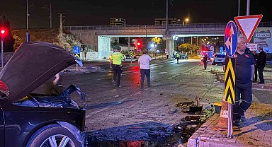 Kayseri'de kazaya karışan otomobil, çarpışmadan 200 metre sonra ancak durabildi: 1 yaralı