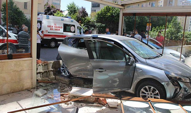 Kaza yapan otomobil fırına girdi