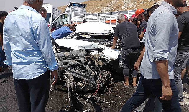 Kazada otomobilde sıkışan sürücü için zamanla yarıştılar