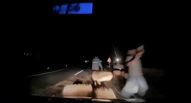 Kazayı fark ettirmek için yola saman balyası koyarken otomobil çarptı: O anlar kamerada