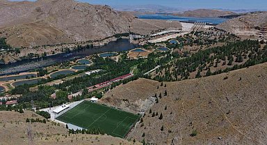 Keban Baraj Gölü manzaralı dağ dibindeki stat dronla görüntülendi