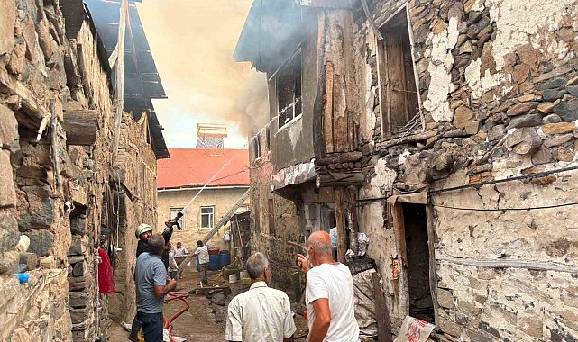 Kemaliye Kışlacık köyünde yangın: 8 ev zarar gördü