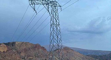 Kemaliye'de fırtına nedeniyle 8 köyde elektrik kesintisi
