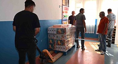 Kemer'de kırtasiye malzemelerinin dağıtımı devam ediyor